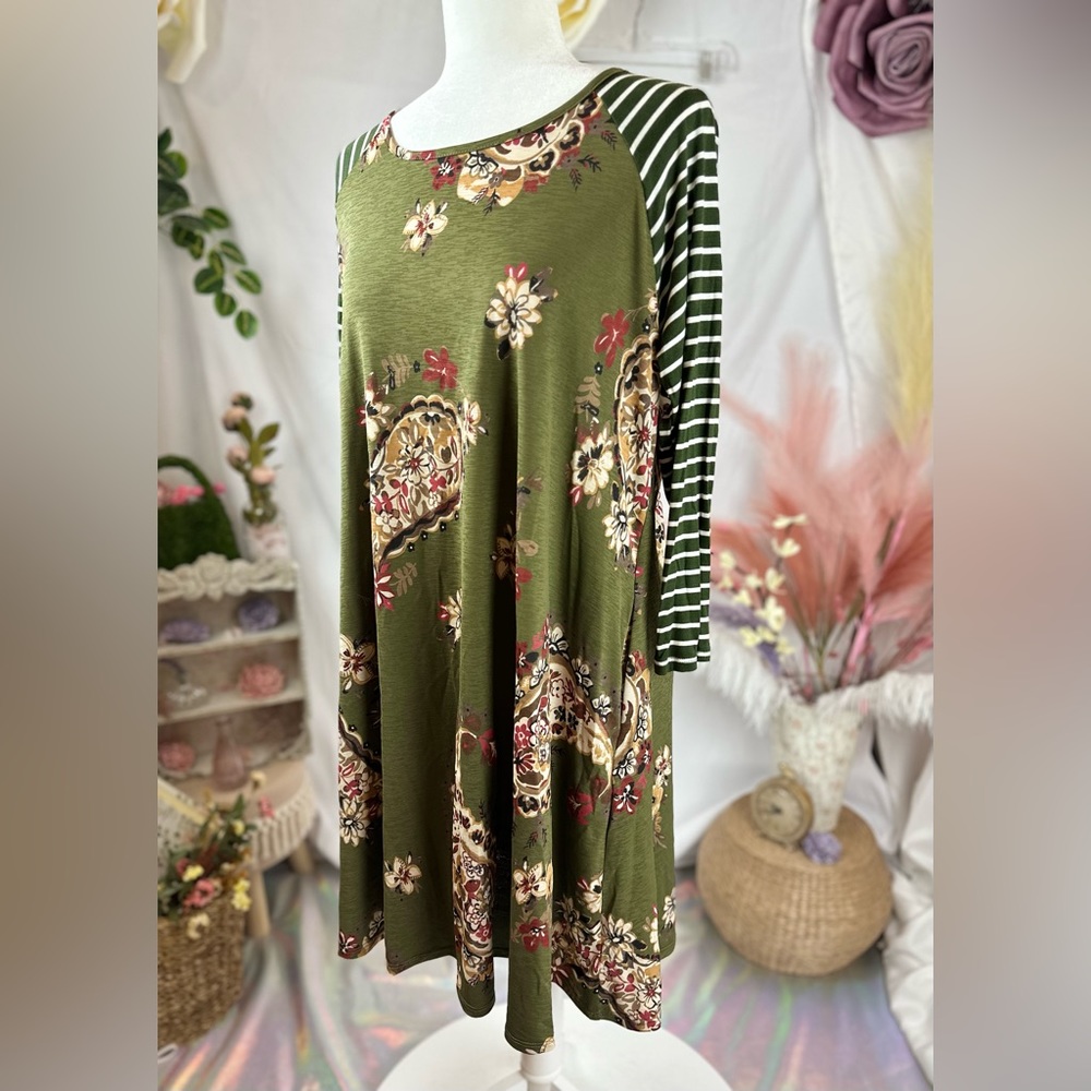 Honeyme Green Mixed Print 3/4 Sleeve Dress. Size M
